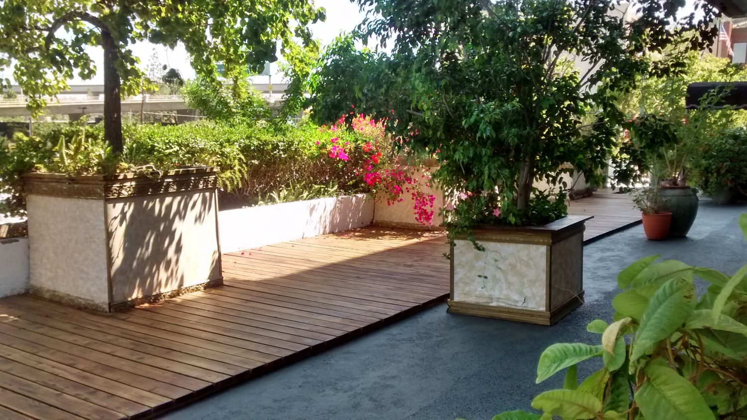 EXECUTIVE OFFICES $450.00 TO $550.00 PER MONTH, INCLUDES UTILITIES.